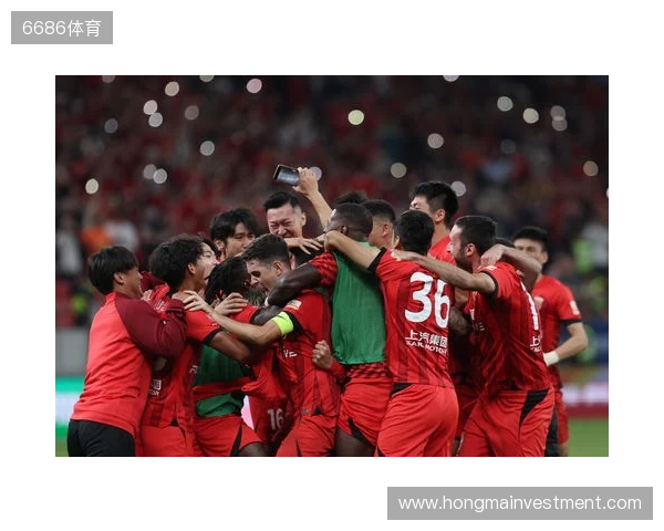 三连冠！上海海港加冕2025赛季中超冠军，摘下队史中超第四星